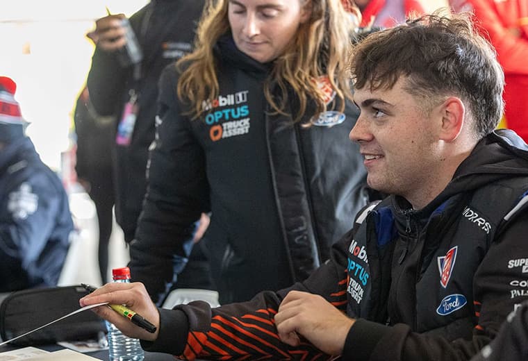 EYNTK-Sandown-Signing-Session