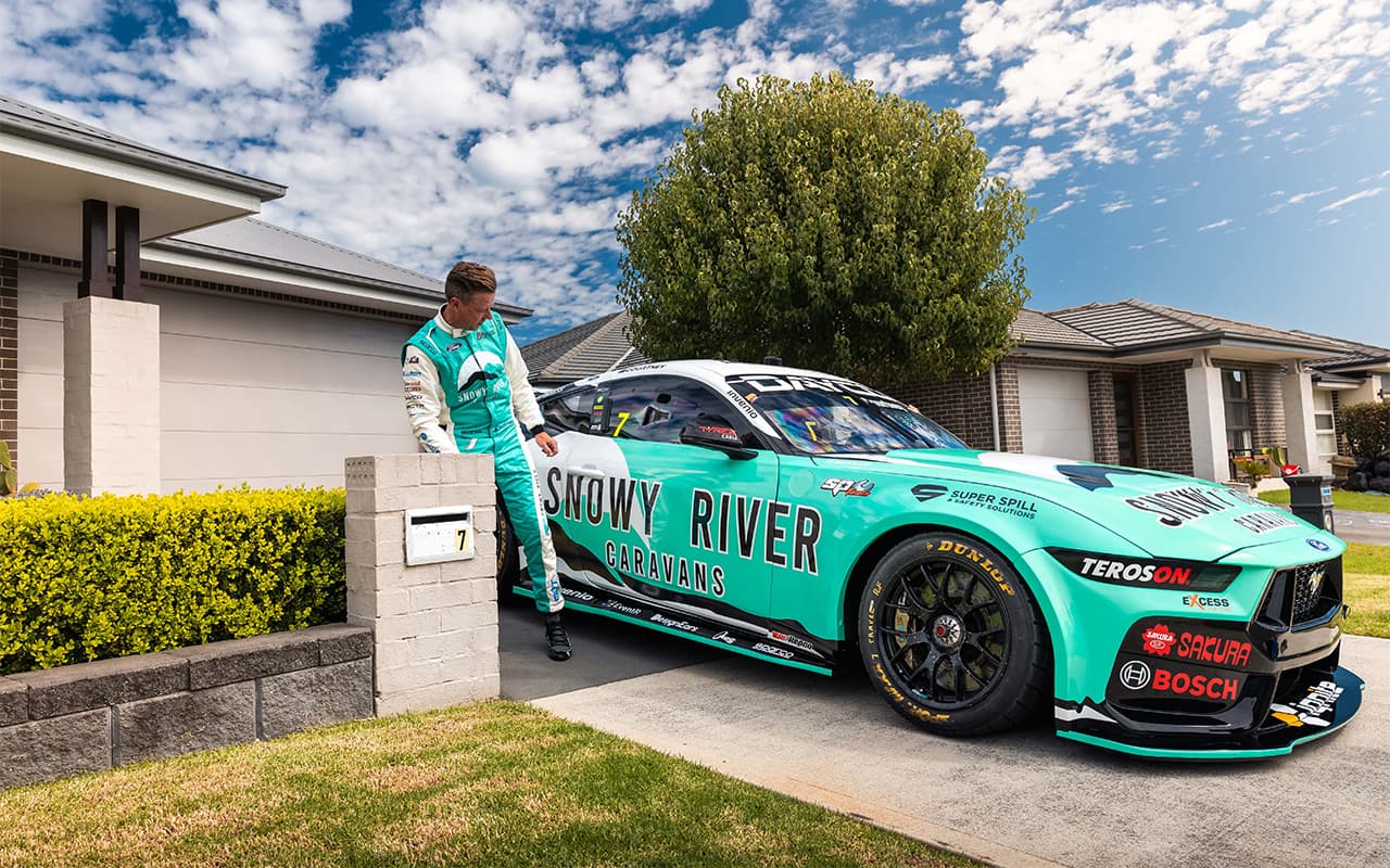 James-Courtney-Loop-JM2 5674