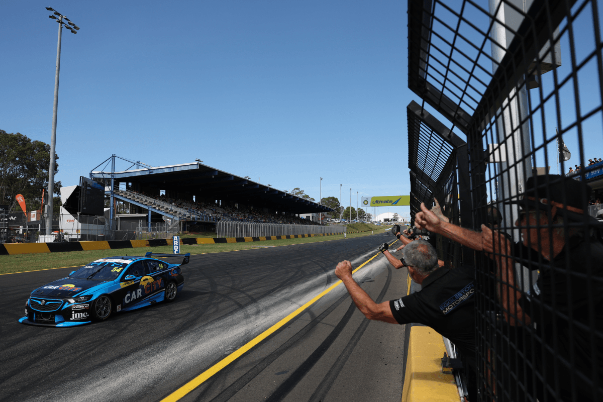 Sinni R2 chequered flag Super2 Sydney 2025