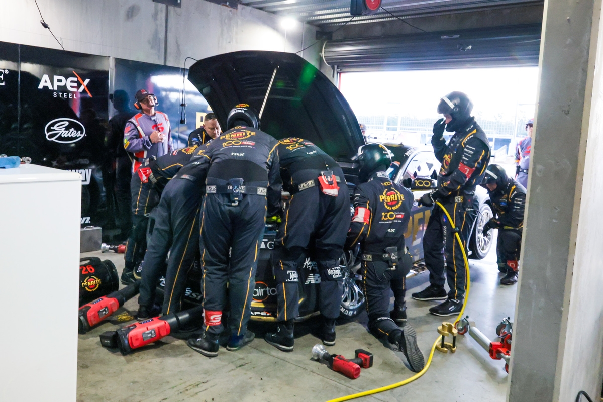 Engine Fight Title fight rocked by Payne, Mostert dramas | Supercars